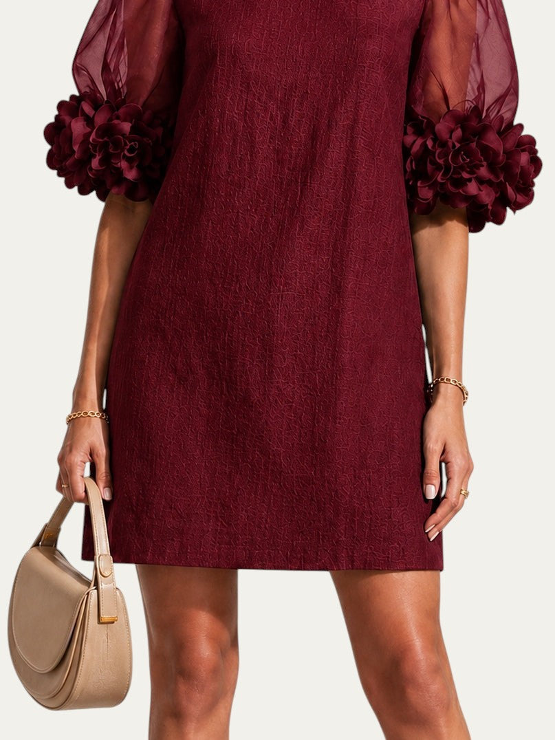 Vestido corto burdeos con mangas de organza translúcida y puños florales