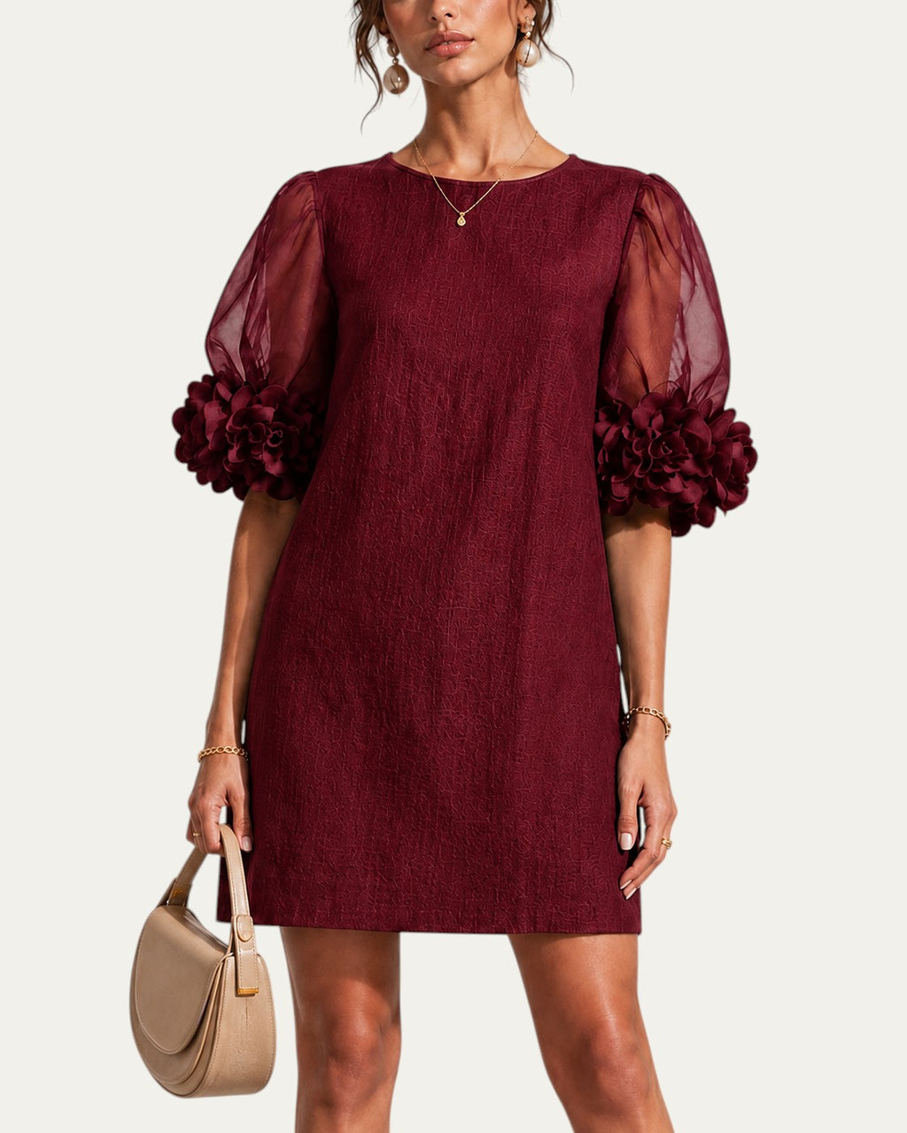 Vestido corto burdeos con escote redondo, mangas abullonadas de organza y puños florales