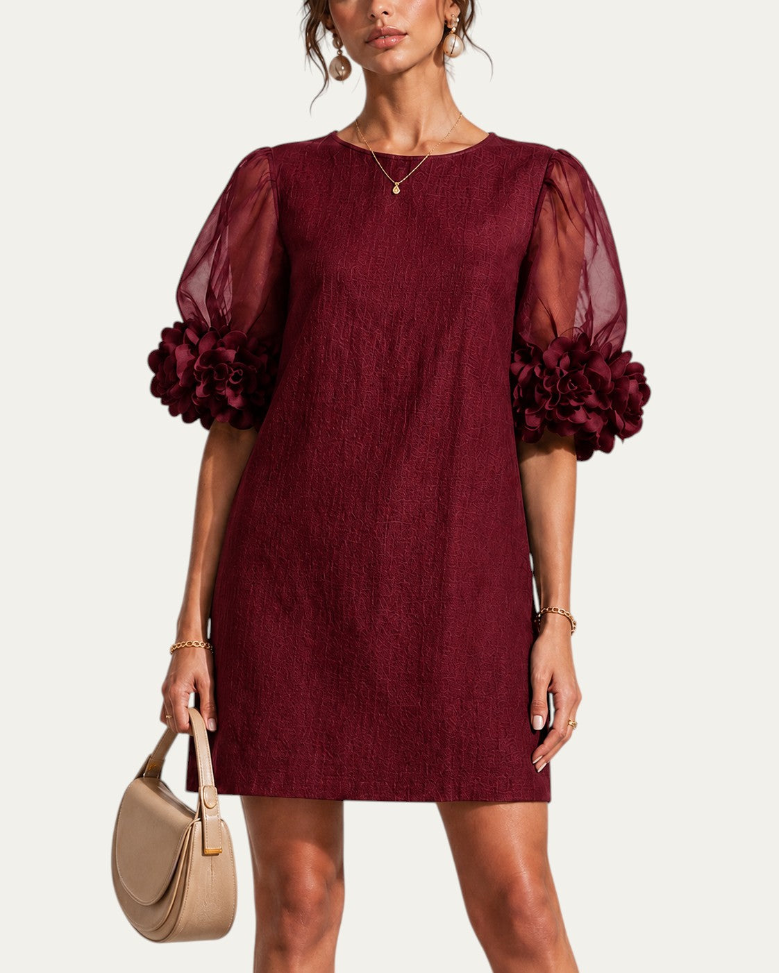 Vestido corto burdeos con escote redondo, mangas abullonadas de organza y puños florales
