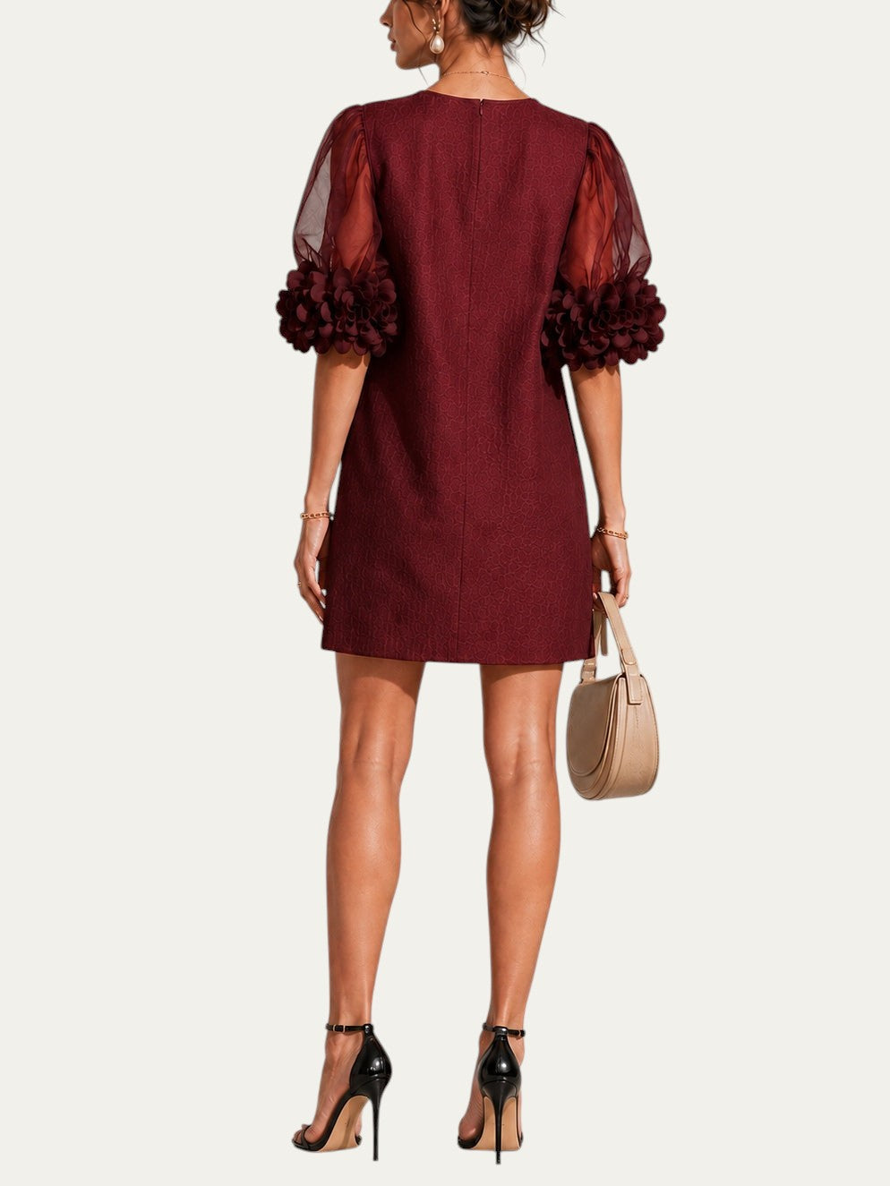 Vestido corto burdeos con puños florales y mangas abullonadas de organza, vista trasera