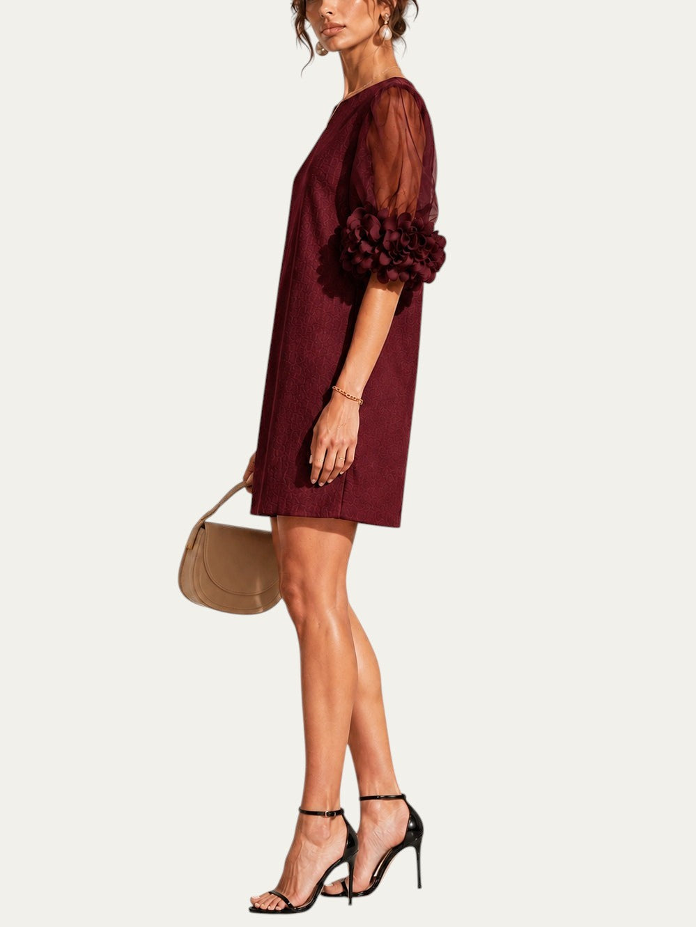 Vestido corto burdeos de organza con puños florales y mangas abullonadas, vista lateral