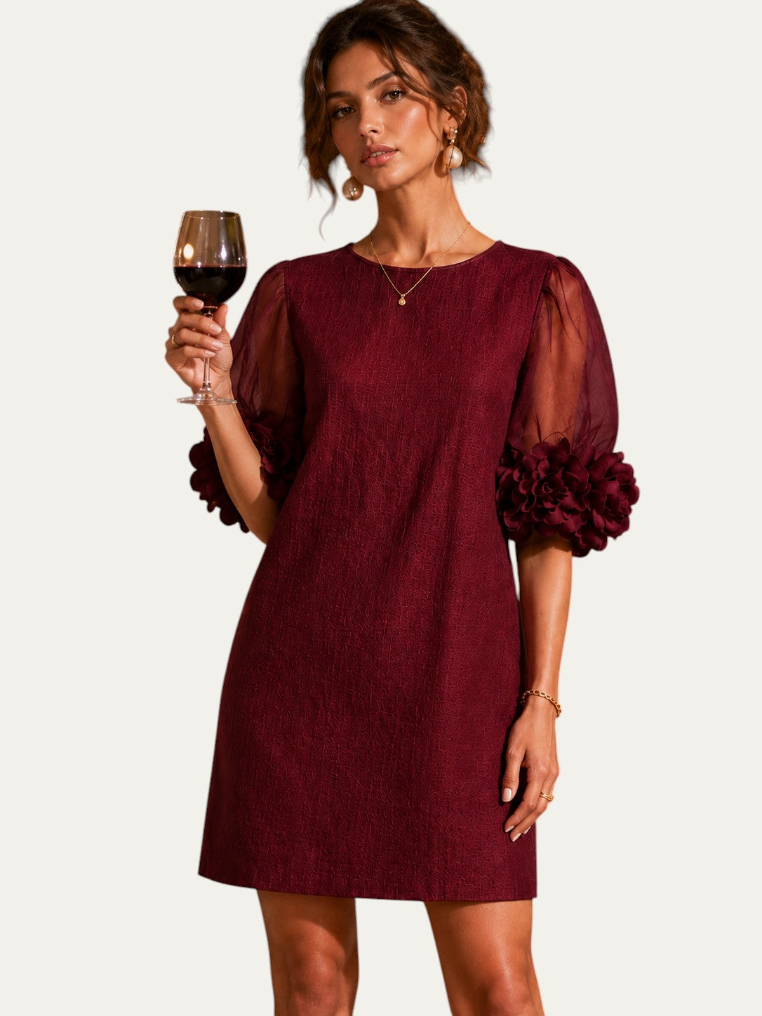 Vestido corto burdeos de organza con puños florales en mangas abullonadas