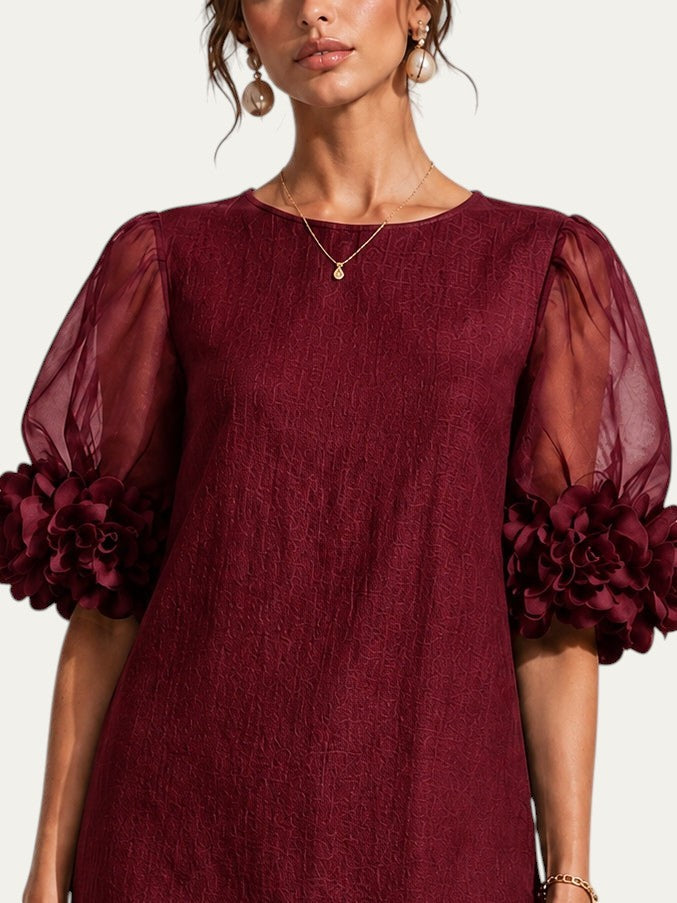 Vestido corto burdeos con mangas abullonadas de organza y puños florales