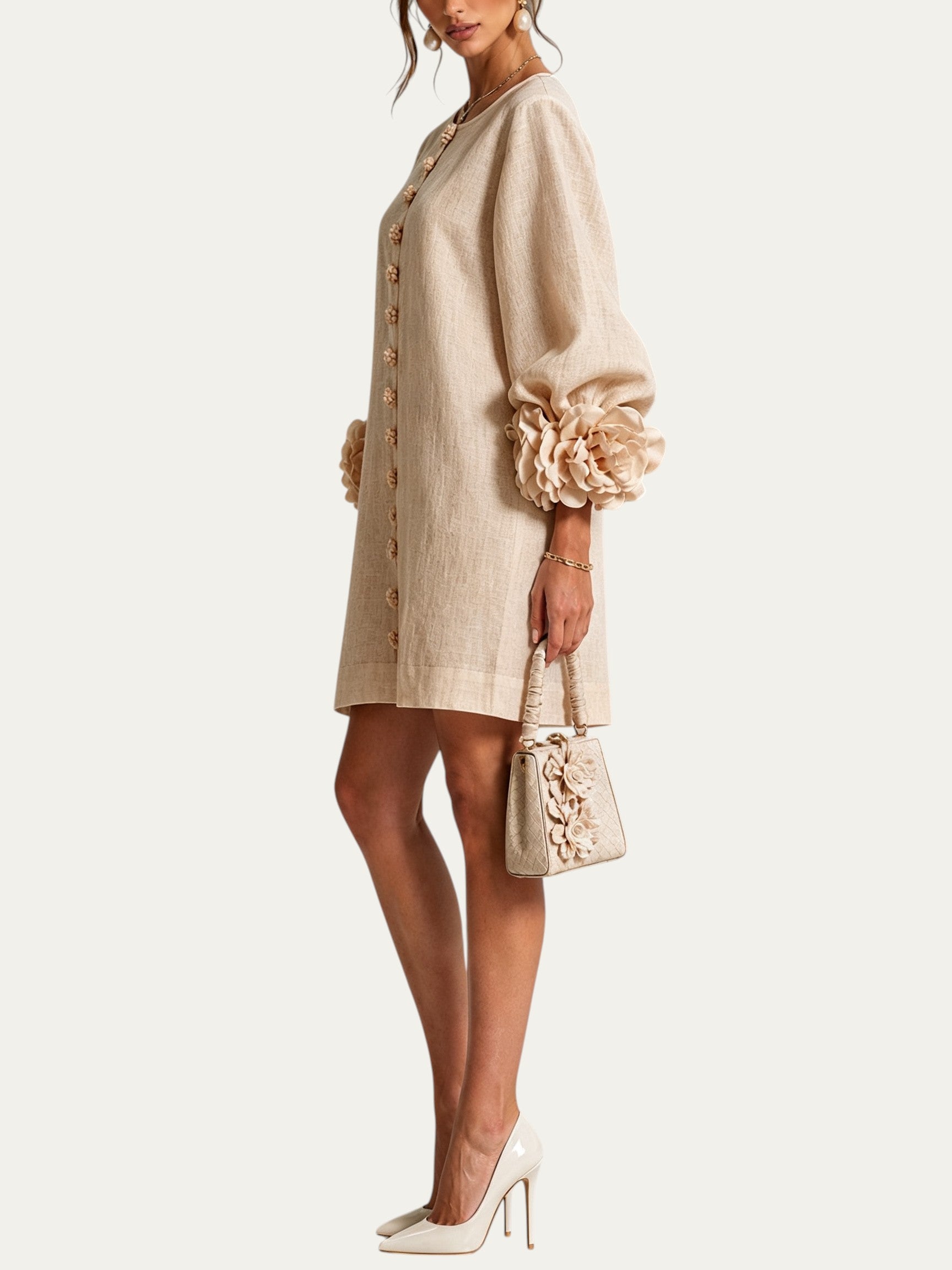 Minivestido beige con botones al frente y puños con flores voluminosas 3D
