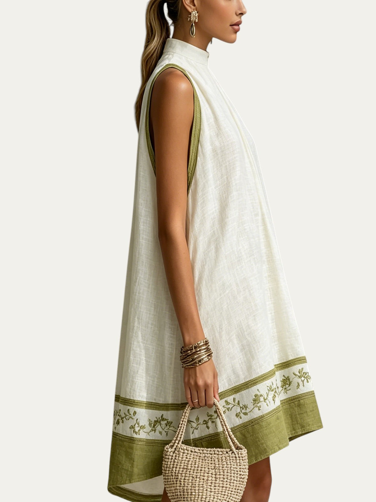 Vestido mini sin mangas blanco con borde floral verde oliva y dobladillo acampanado