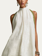 Vestido mini blanco sin mangas con cuello alto tipo tortuga y detalle verde oliva