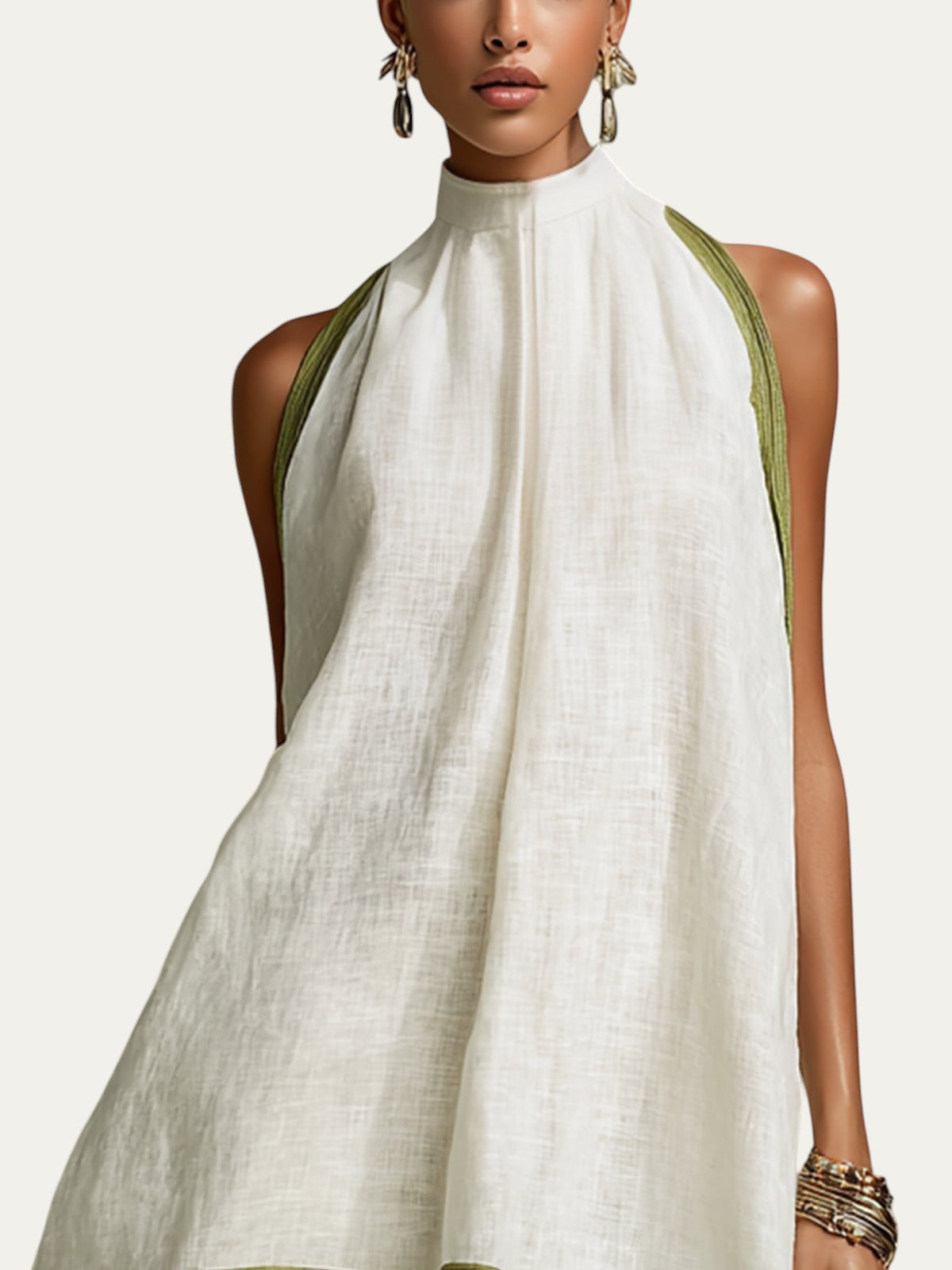 Vestido mini blanco sin mangas con cuello alto tipo tortuga y detalle verde oliva