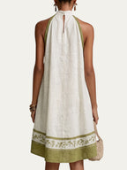 Vestido mini acampanado blanco sin mangas con cuello alto y cordón trasero