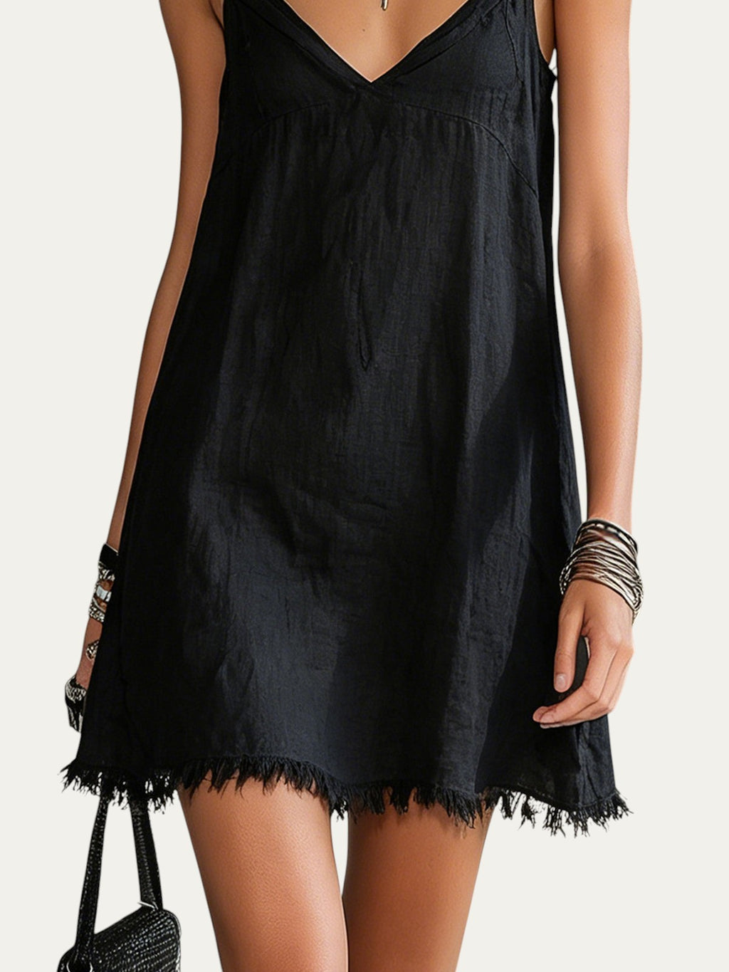 Minivestido negro de tirantes con escote V y bajo con flecos