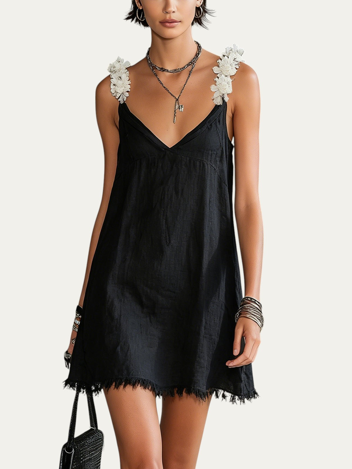 Minivestido negro de tirantes con escote V, flores en tirantes y bajo con flecos