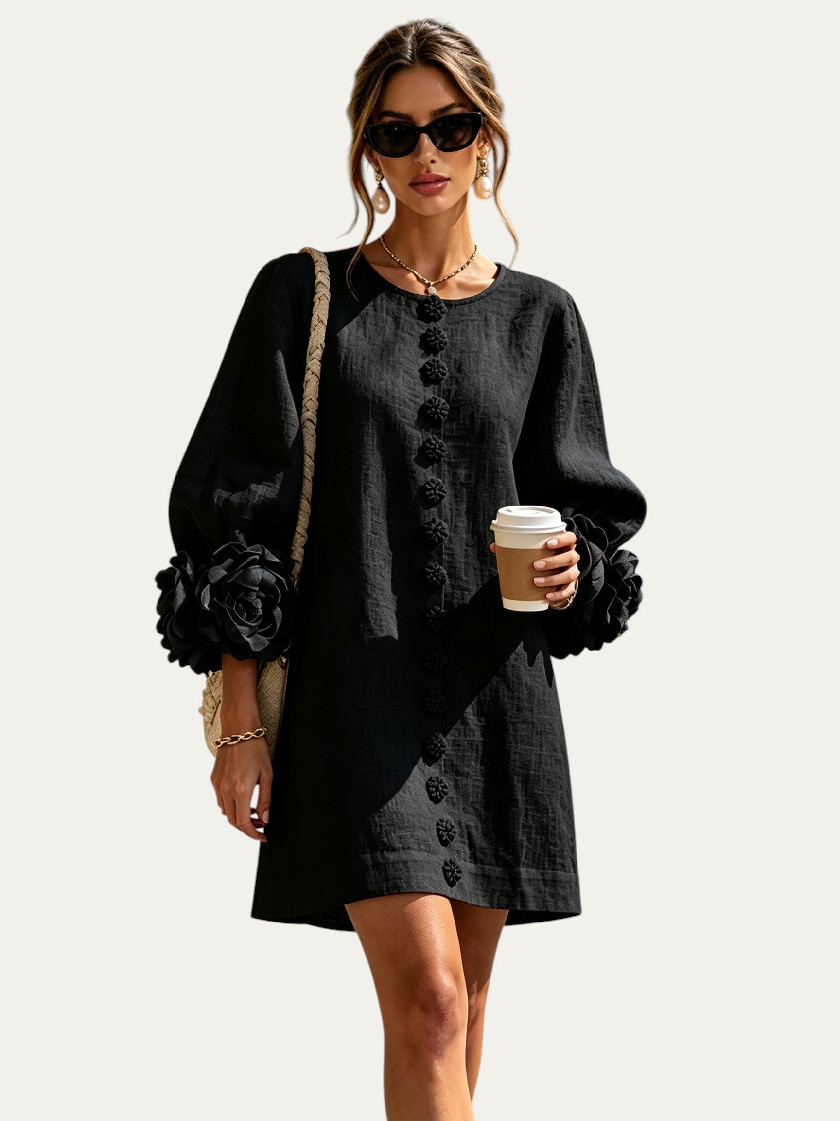 Minivestido negro con botones delanteros y puños con flores tipo rosetón