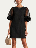 Vestido negro corto de organza con mangas abullonadas y puños de flores