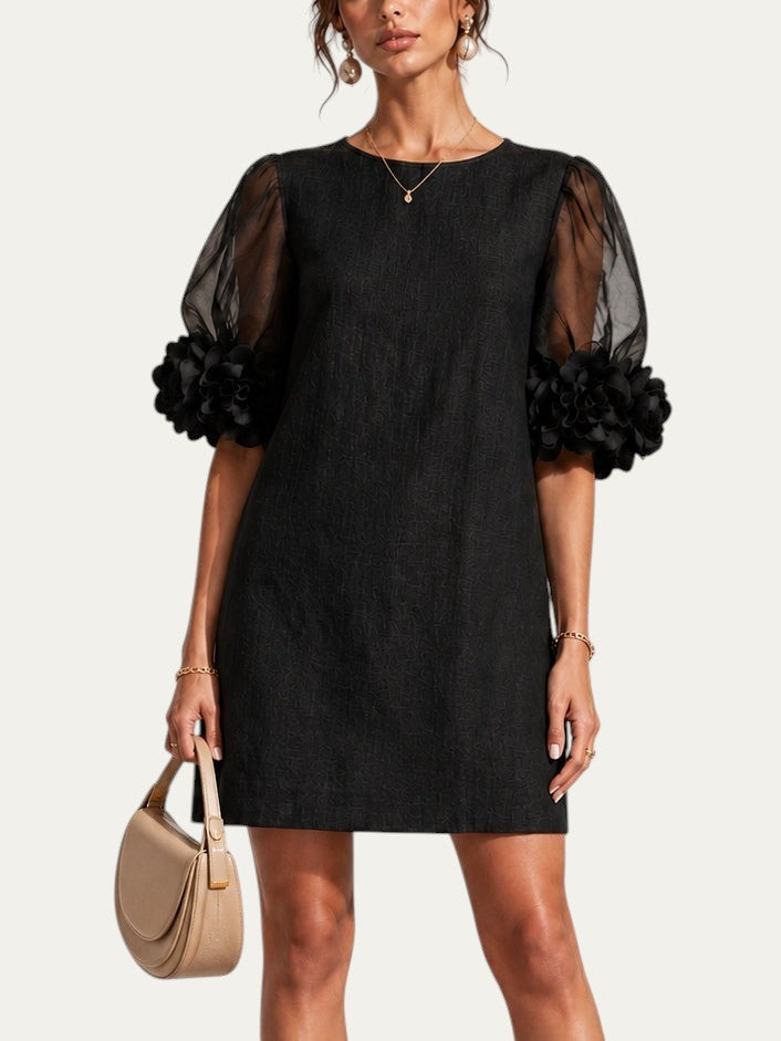 Vestido negro corto de organza con mangas abullonadas y puños de flores