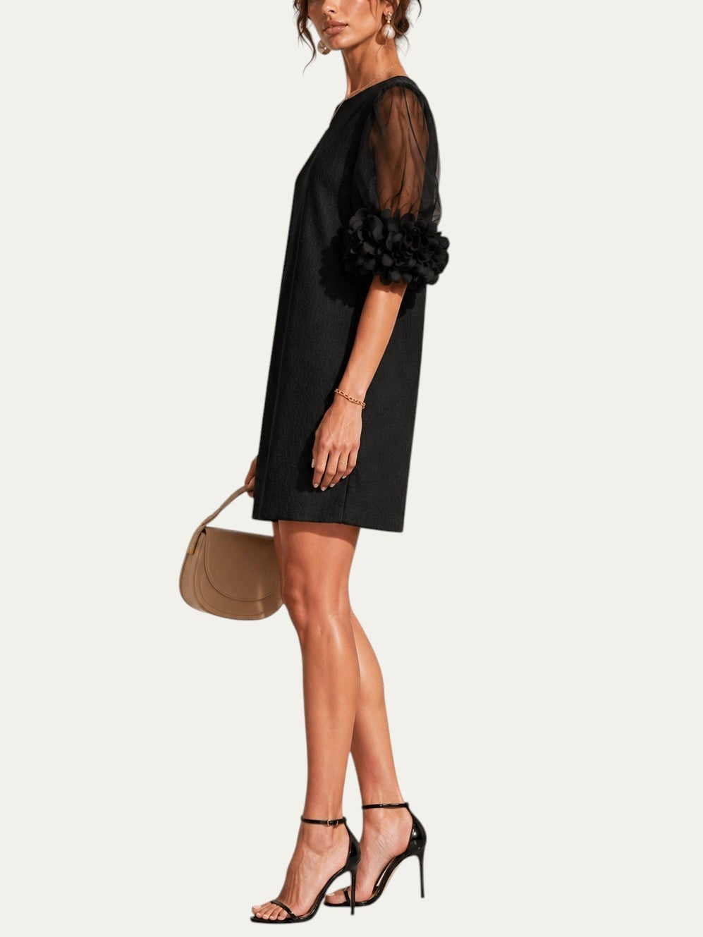 Vestido negro corto de organza con manga abullonada y puño floral