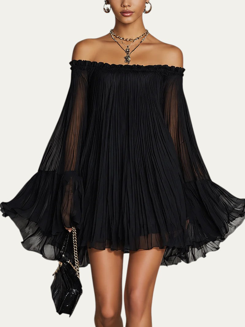 Minivestido negro con hombros descubiertos, manga acampanada y capas de volantes
