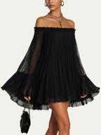Minivestido negro con hombros descubiertos, falda corta de volantes y mangas tipo campana