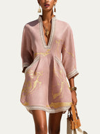 Minivestido rosa con estampado dorado y encaje a crochet en el escote V