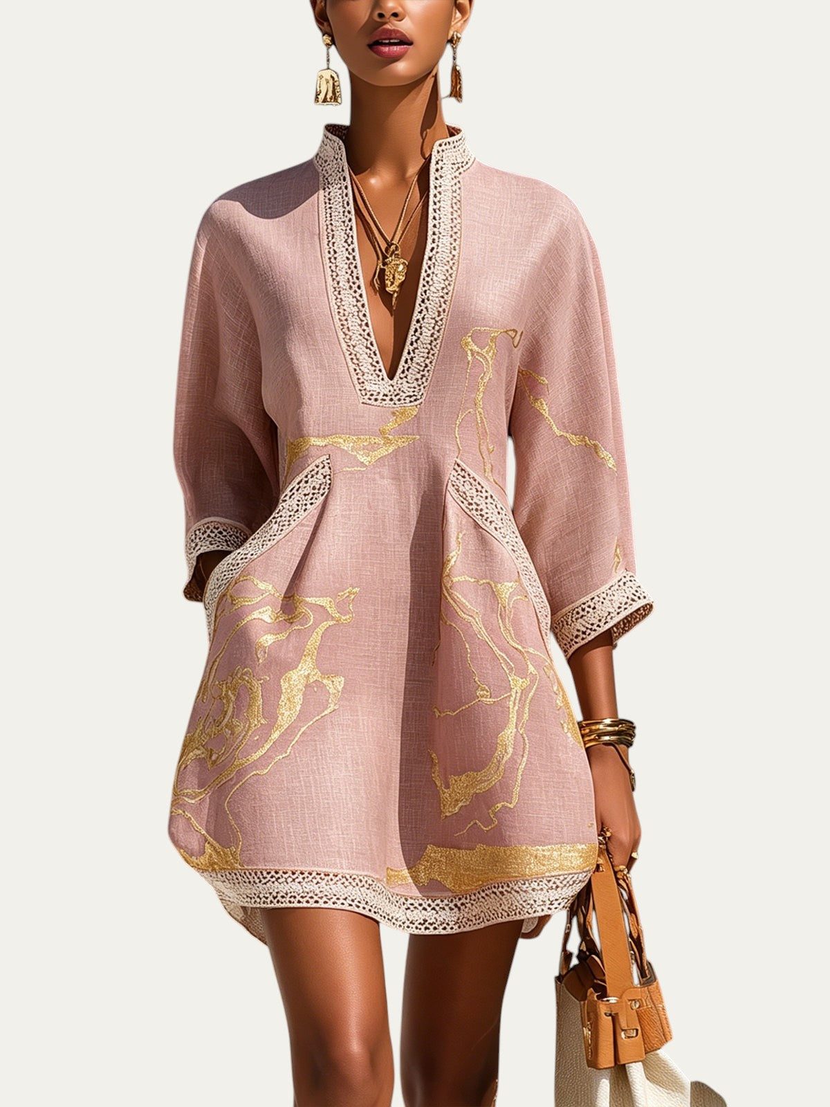 Minivestido rosa con estampado dorado y encaje a crochet en el escote V
