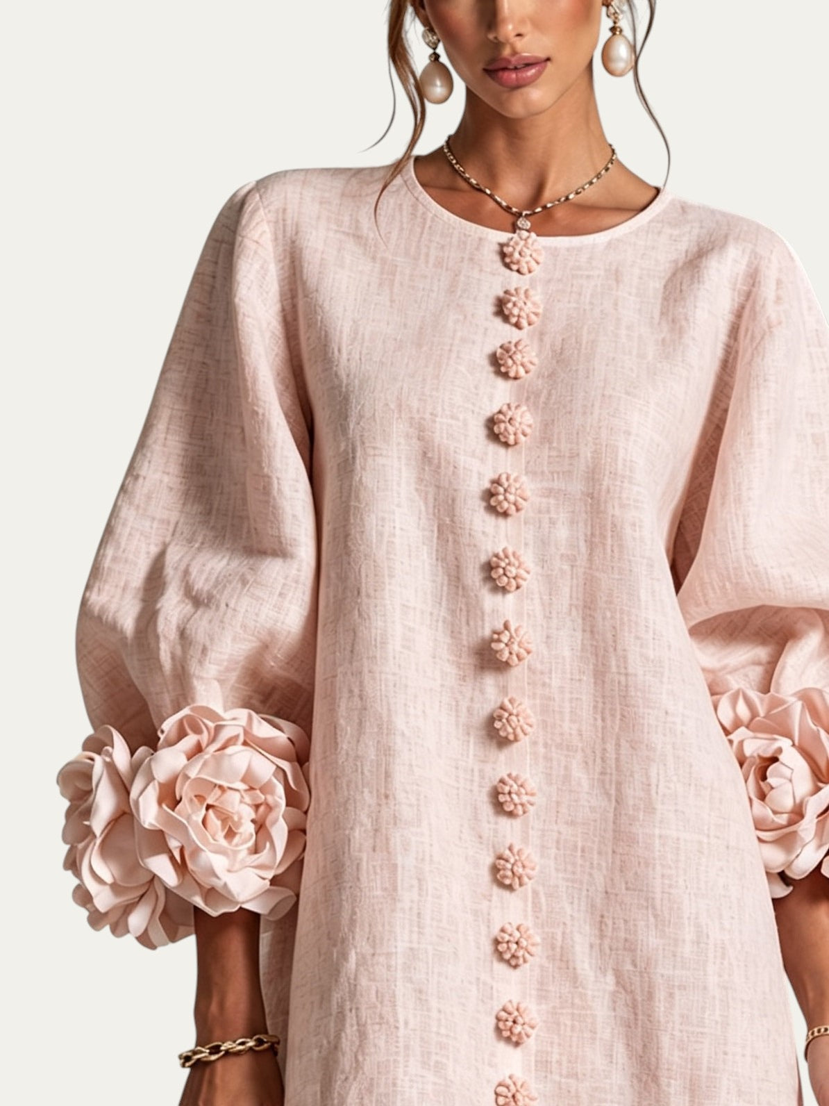 Vestido rosa de lino con botonera floral al centro y puños con flores voluminosas