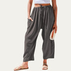 Pantalones fluidos grises, cintura elástica con cordón, pliegues, tiro alto, holgados