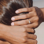 Anillo dorado con cinco mini perlas blancas sobre banda delgada