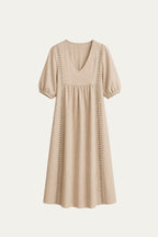 Vestido veraniego beige con escote pico y mangas abullonadas, dobladillo acampanado