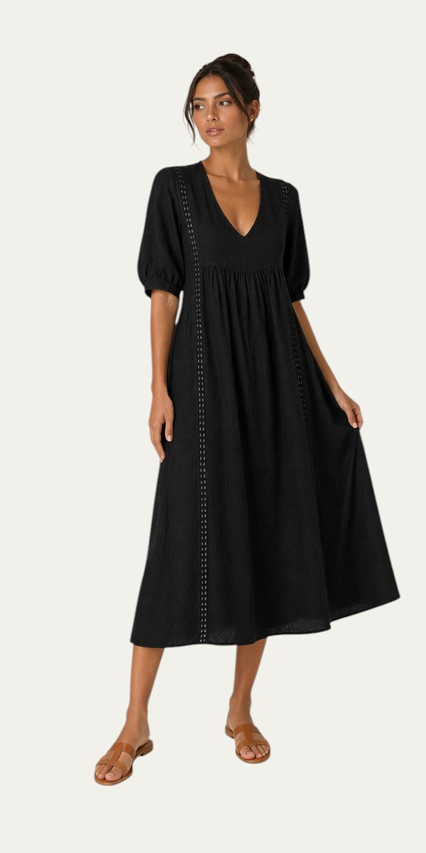 Vestido veraniego negro con escote pico, mangas globo y costuras decorativas al centro