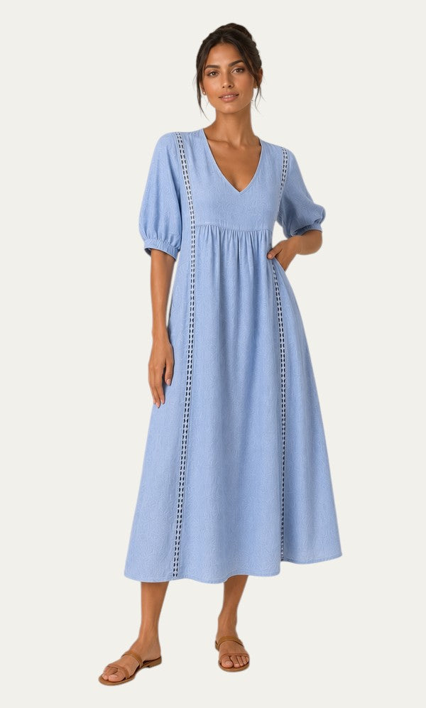 Vestido veraniego azul claro con escote pico, mangas globo y costuras decorativas