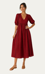 Vestido veraniego rojo con escote pico, mangas globo y costuras decorativas verticales