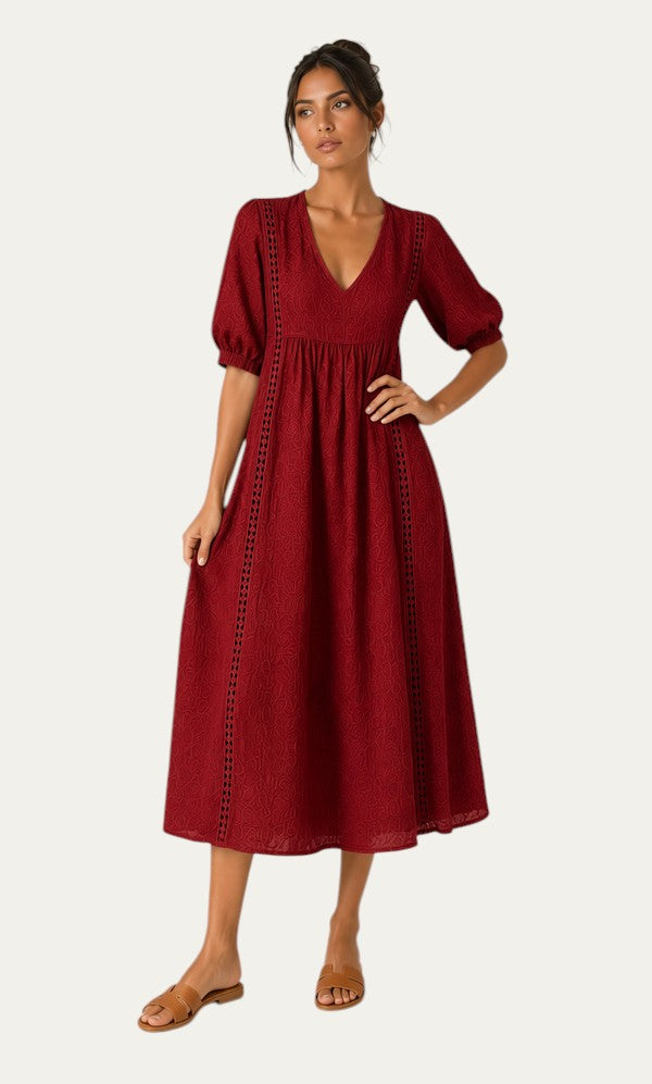 Vestido veraniego rojo con escote pico, mangas globo y costuras decorativas verticales