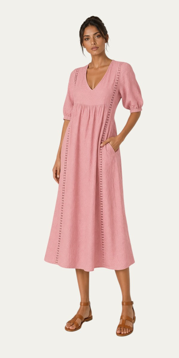 Vestido veraniego rosa con escote pico, mangas globo y festones de puntadas al borde