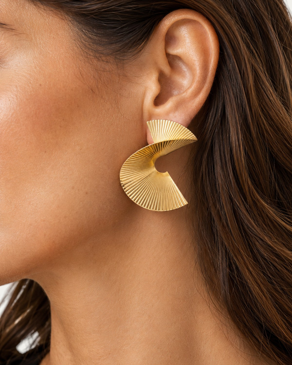 Pendientes de metal plisado dorados, diseño tipo abanico con ranuras