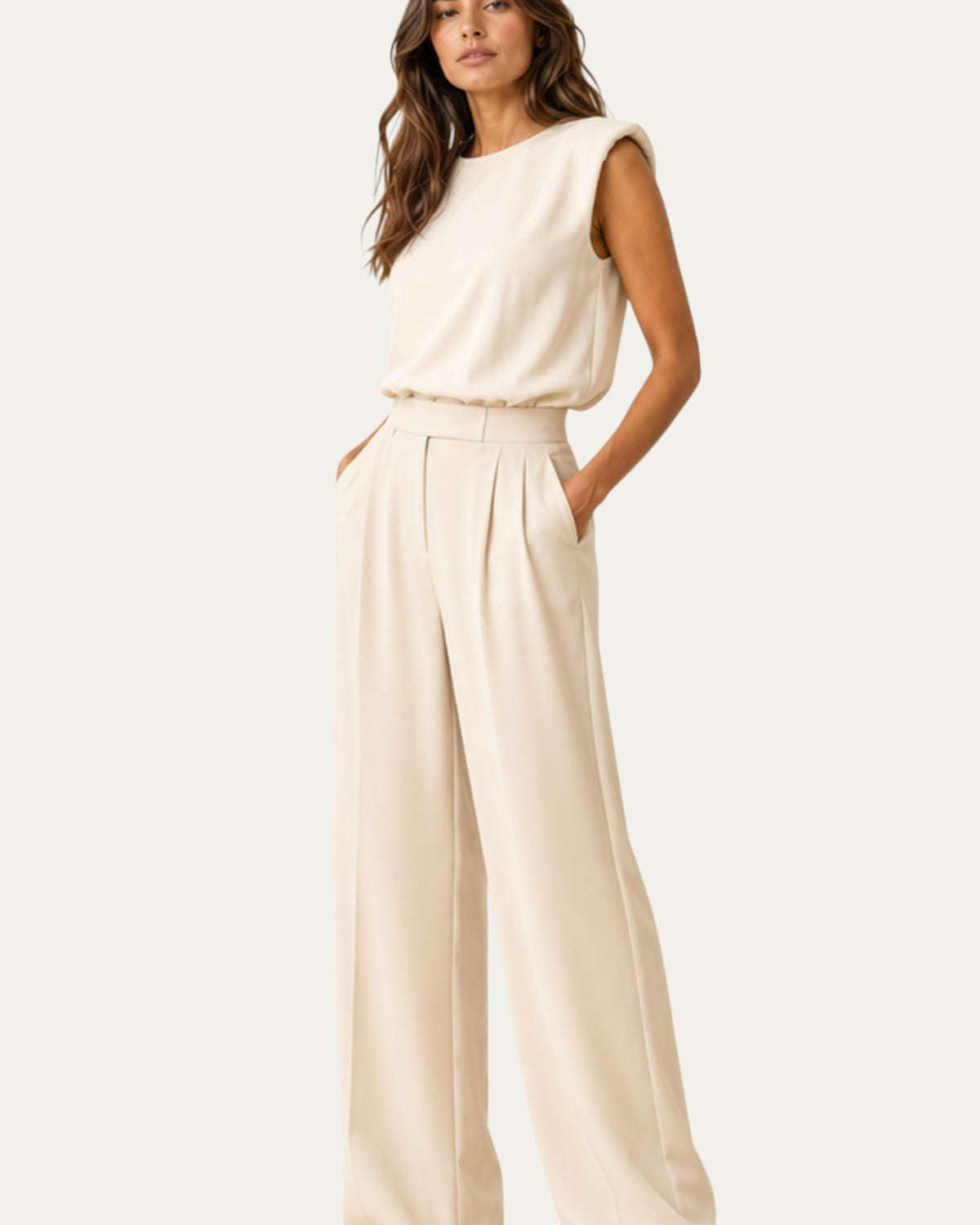 Conjunto Valentina beige: blusa sin mangas y pantalón ancho de tiro alto con cinturón