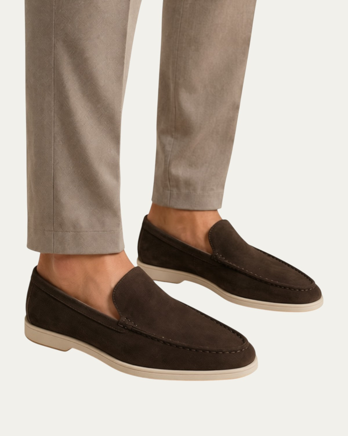 Mocasín de ante negro con suela clara y costuras a lo largo