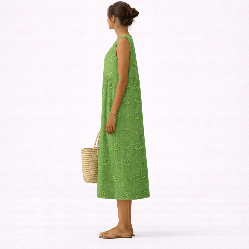 Vestido midi verde sin mangas con patrón floral, vista lateral trasera y largo midi.