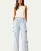 Pantalón mujer a rayas azul claro, cintura elástica y botones laterales, pierna recta
