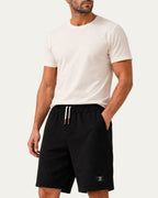 Bermudas elegantes negras con cintura elástica y cordón, etiqueta lateral