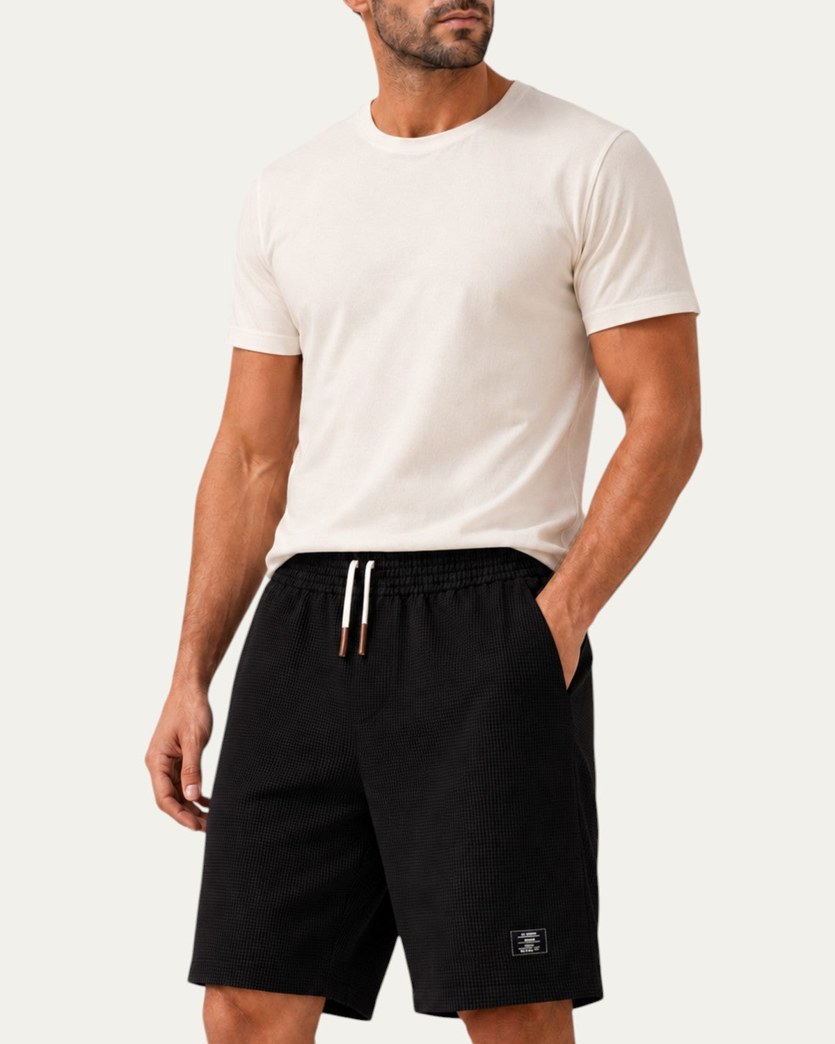 Bermudas elegantes negras con cintura elástica y cordón, etiqueta lateral