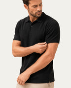 Polo ajustado negro con cuello camisero y botones, manga corta