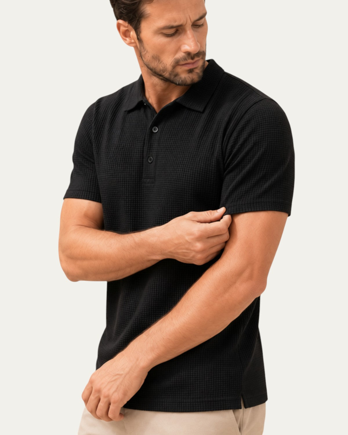 Polo ajustado negro con cuello camisero y botones, manga corta