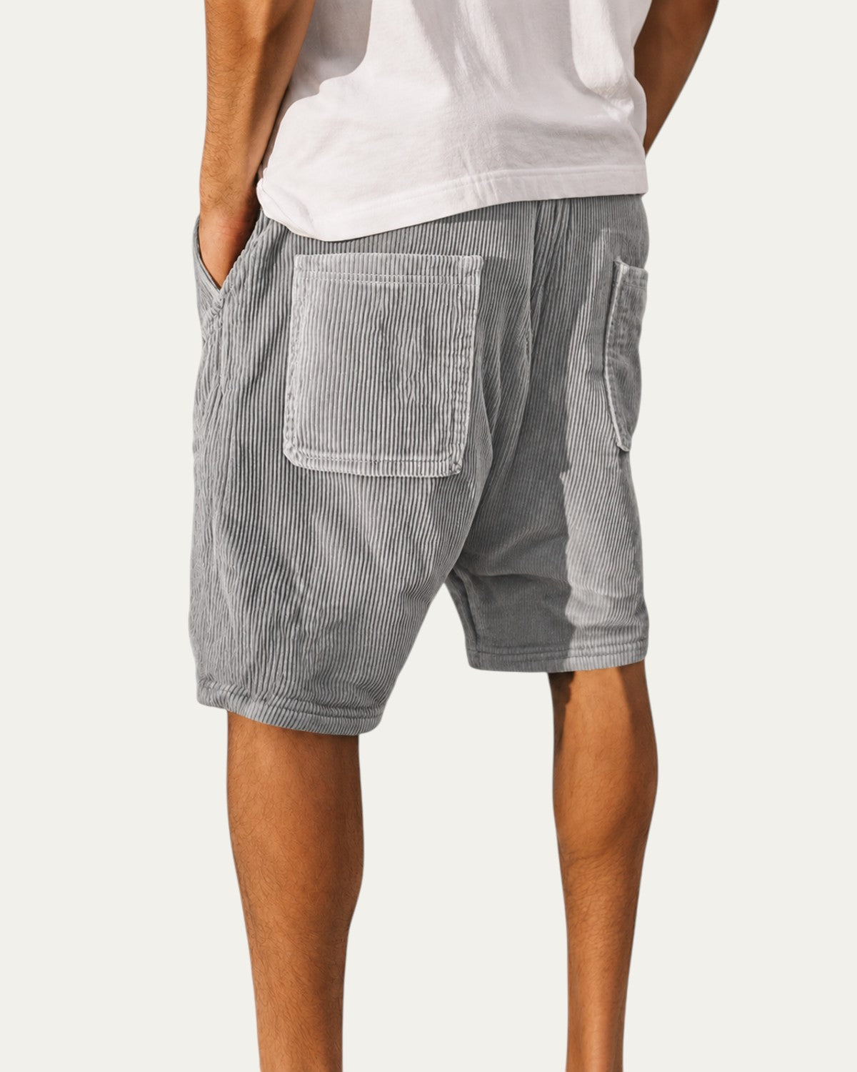 Pantalón corto de pana gris con bolsillo tipo parche y solapa