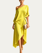 Vestido elegante amarillo asimétrico de un hombro con caída drapeada