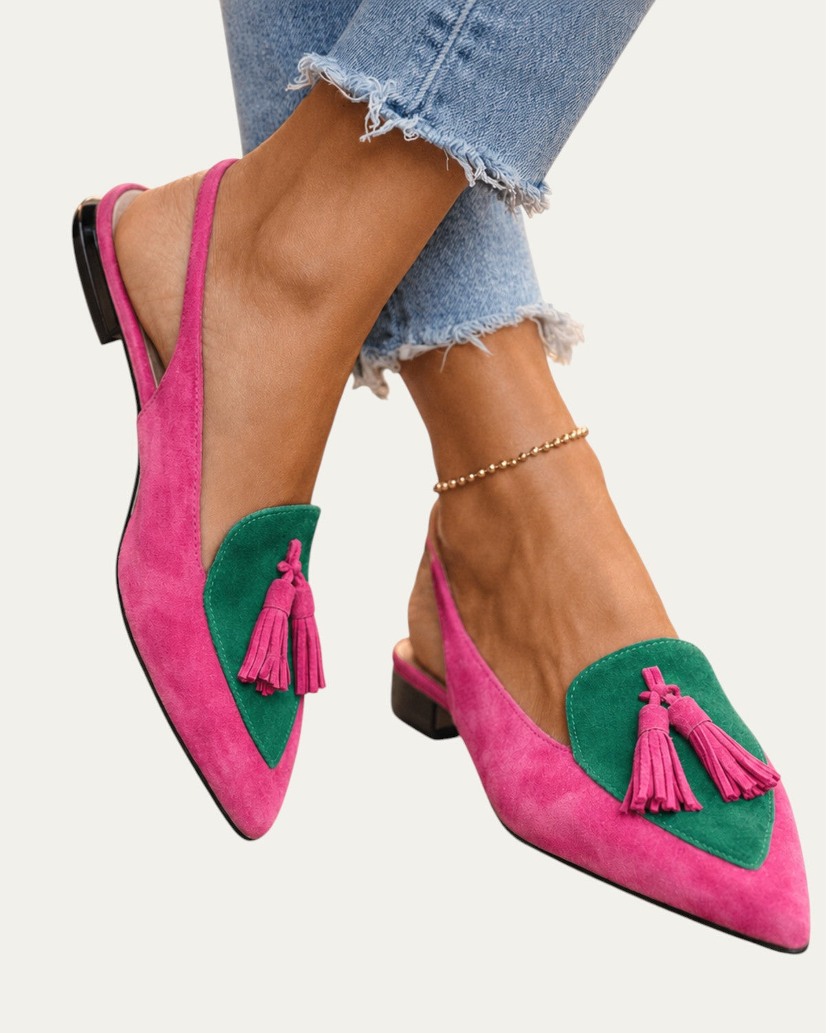 Mocasines tipo sandalia de ante fucsia con panel verde y flecos