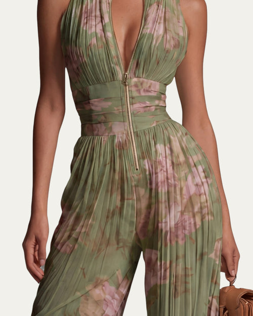 Mono de gasa plisada verde con escote en V y estampado floral rosa, pantalón ancho.