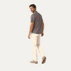 Camiseta de lino tipo polo gris oscuro, manga corta, vista lateral con dos botones