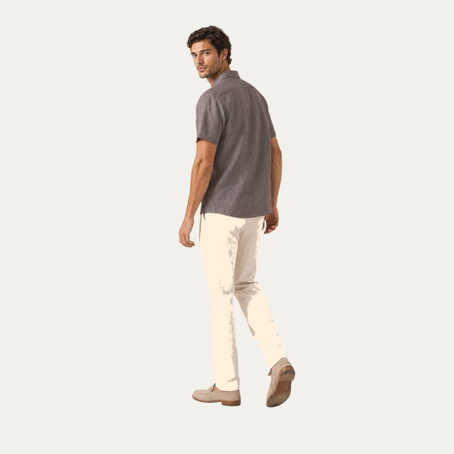 Camiseta de lino tipo polo gris oscuro, manga corta, vista lateral con dos botones