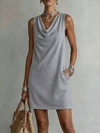 Vestido corto sin mangas con cuello drapeado, gris claro liso