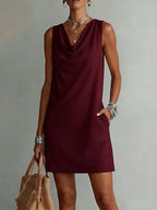 Vestido corto sin mangas con cuello drapeado, granate liso