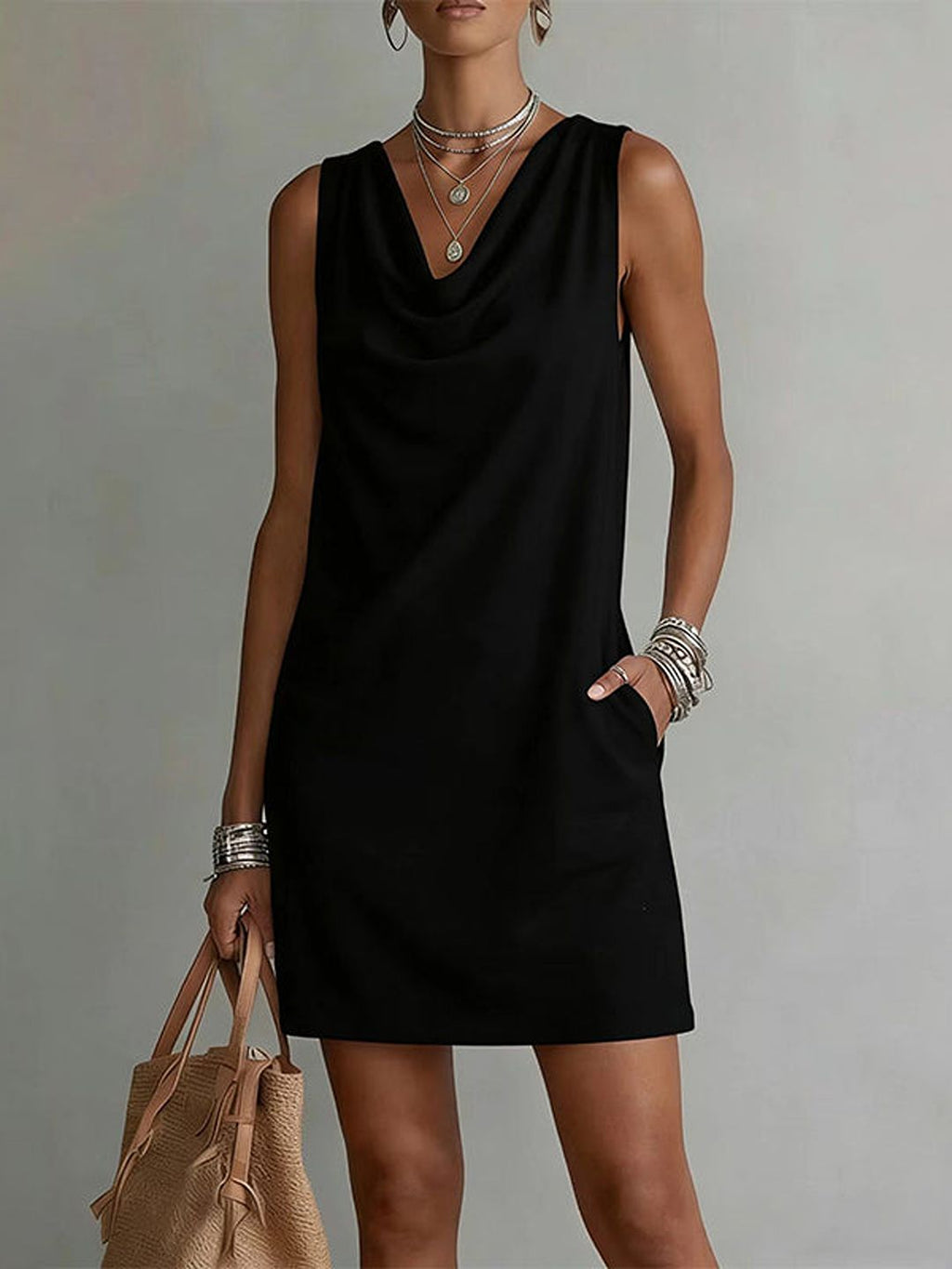 Vestido corto sin mangas con cuello drapeado, negro liso