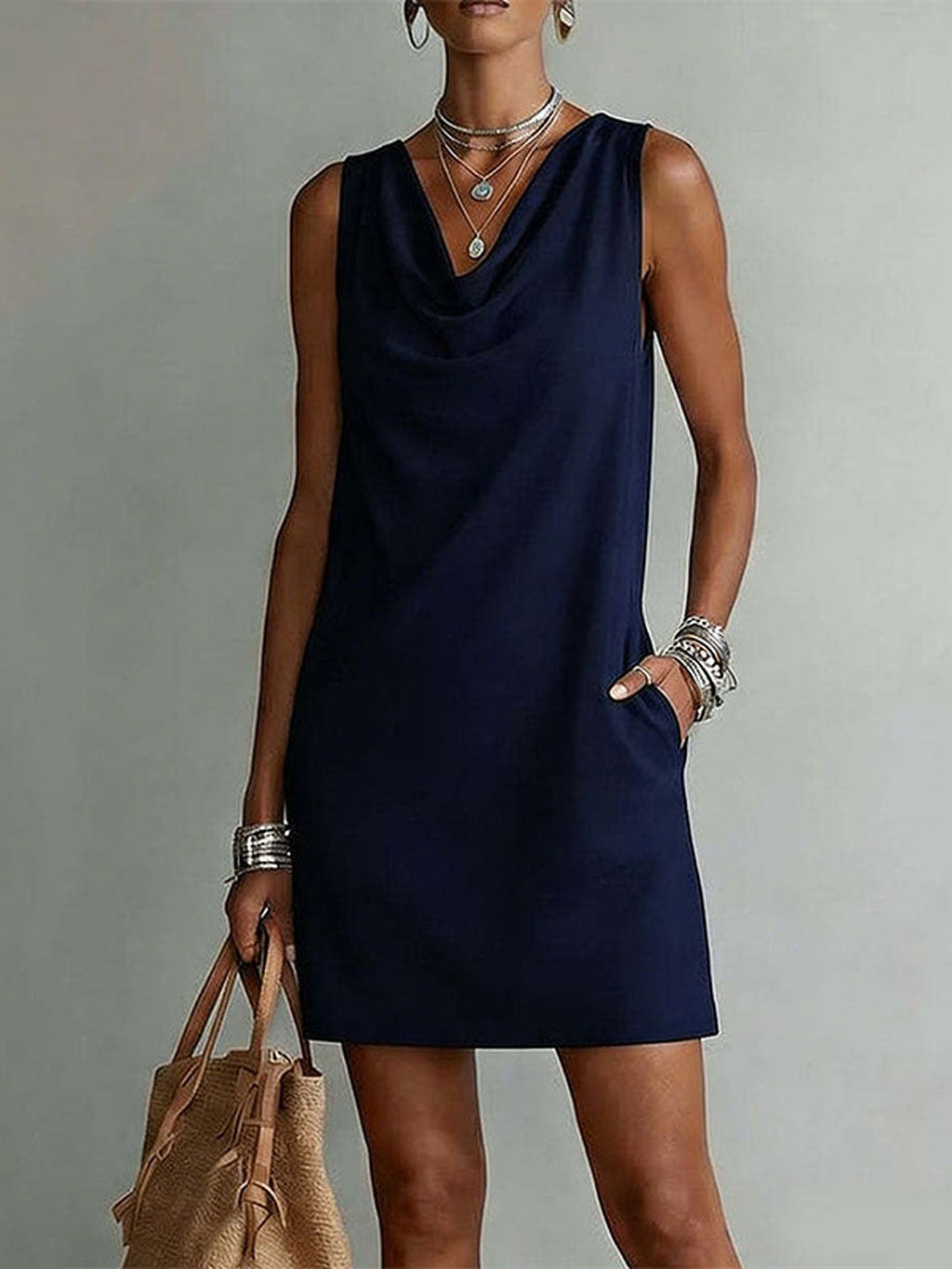 Vestido corto sin mangas con cuello drapeado, azul marino liso
